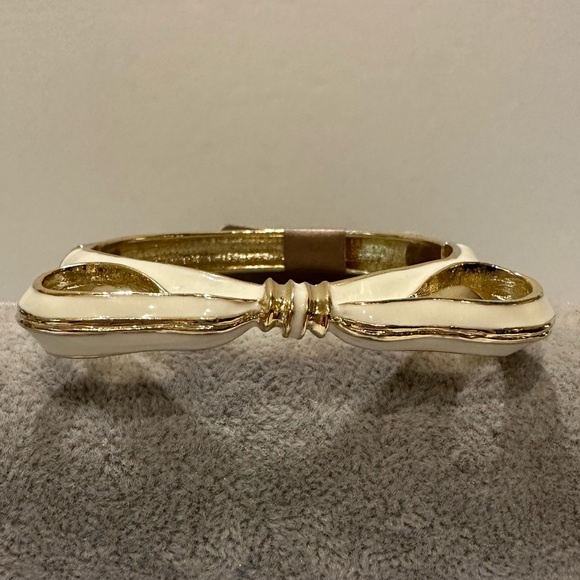 NWT Sequin by Nordstrom Clamper Bracelet- Bow in gold tone & ivory enamel - Picture 4 of 11